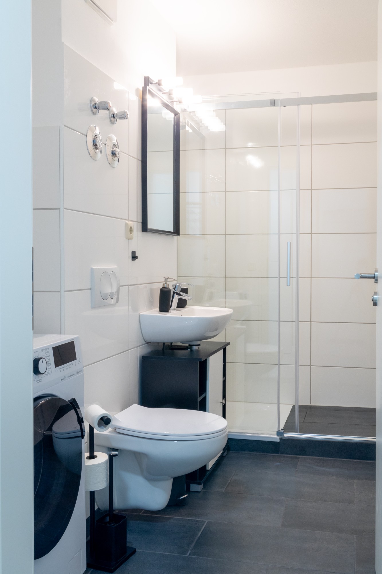 Home Shanti Leipzig - Modernes Bad mit Dusche und Waschmaschine