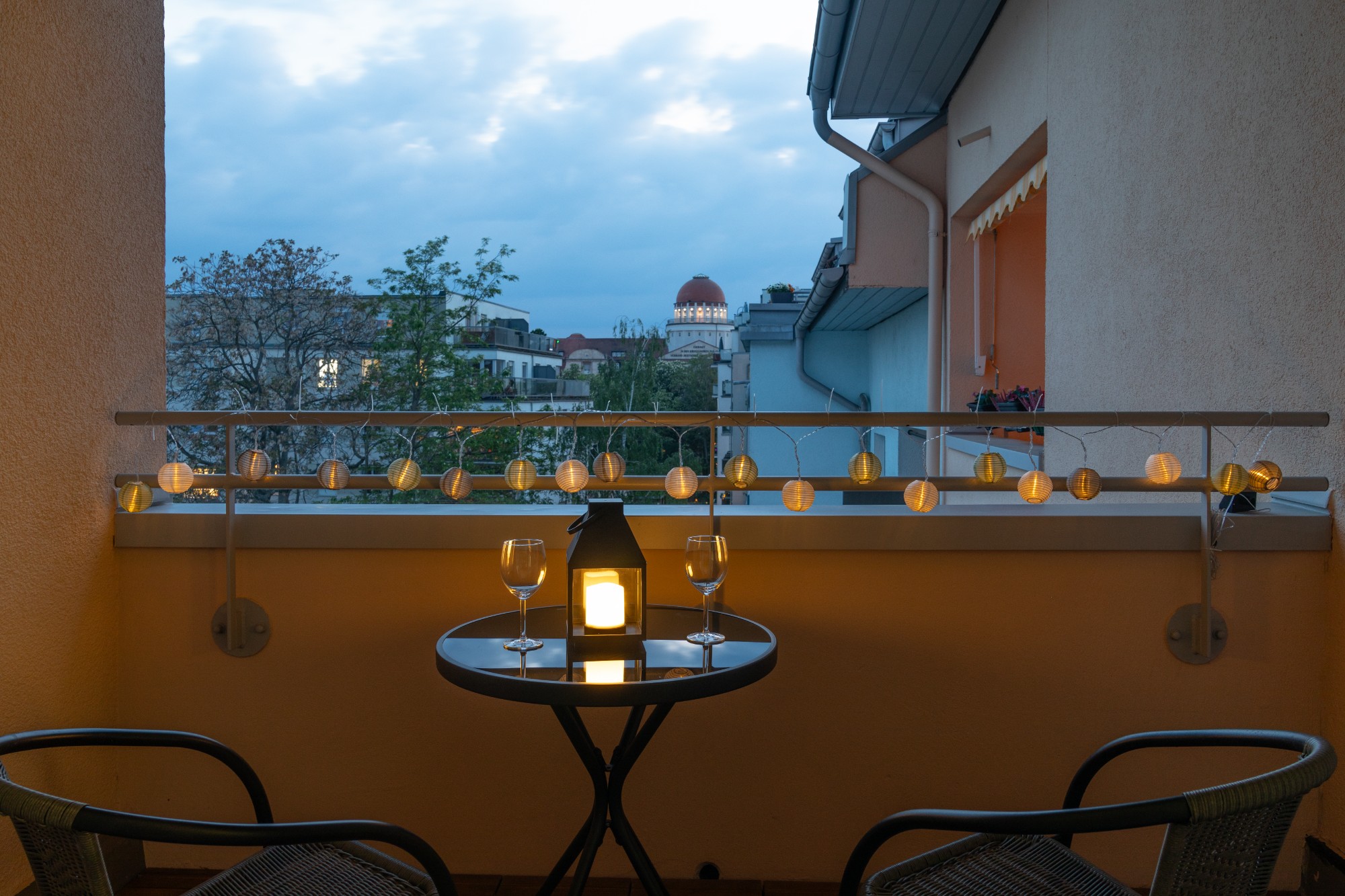 Home Shanti Leipzig - Romantischer Balkon am Abend