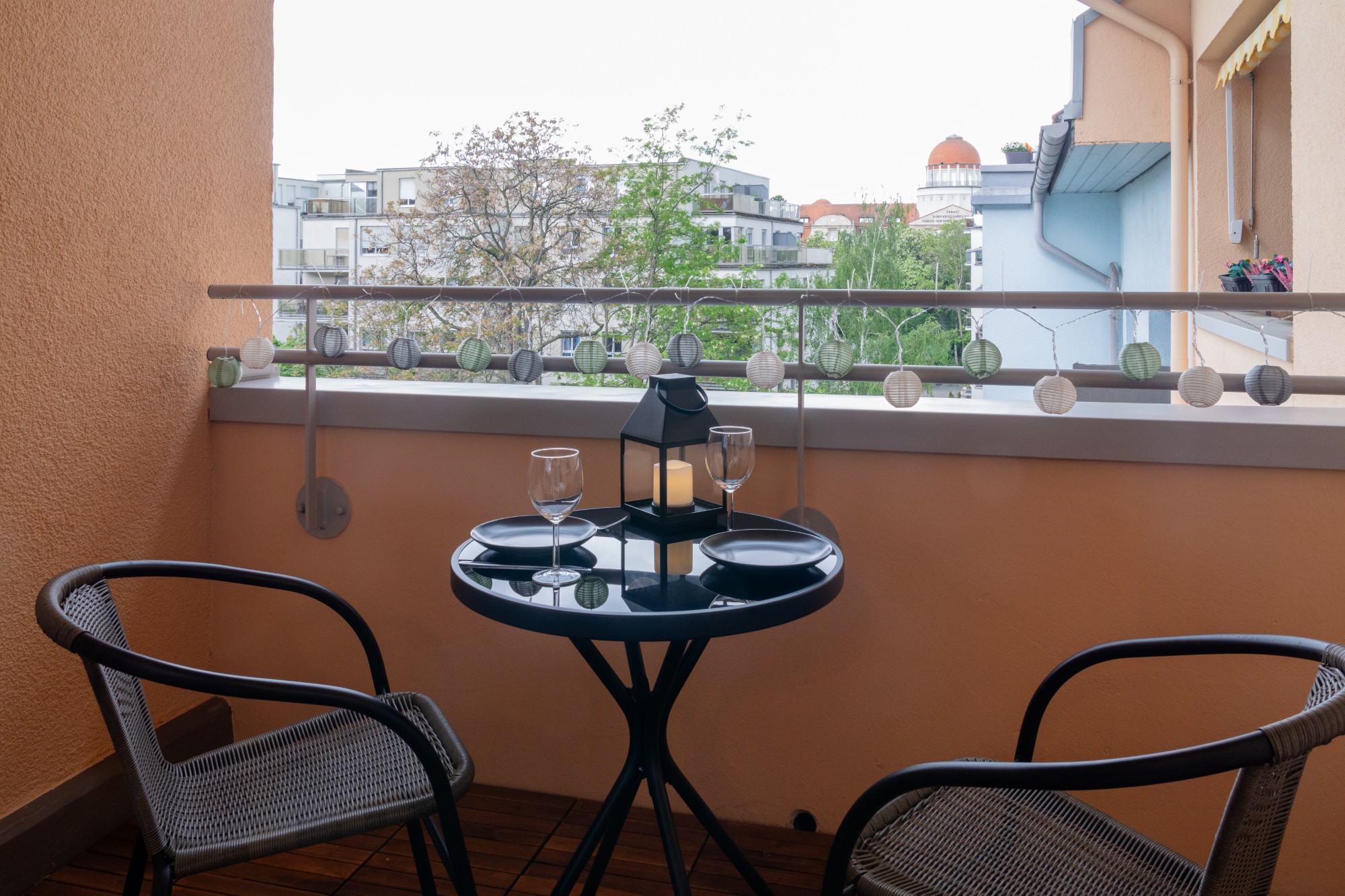 Home Shanti Leipzig - Sonniger Balkon tagsüber