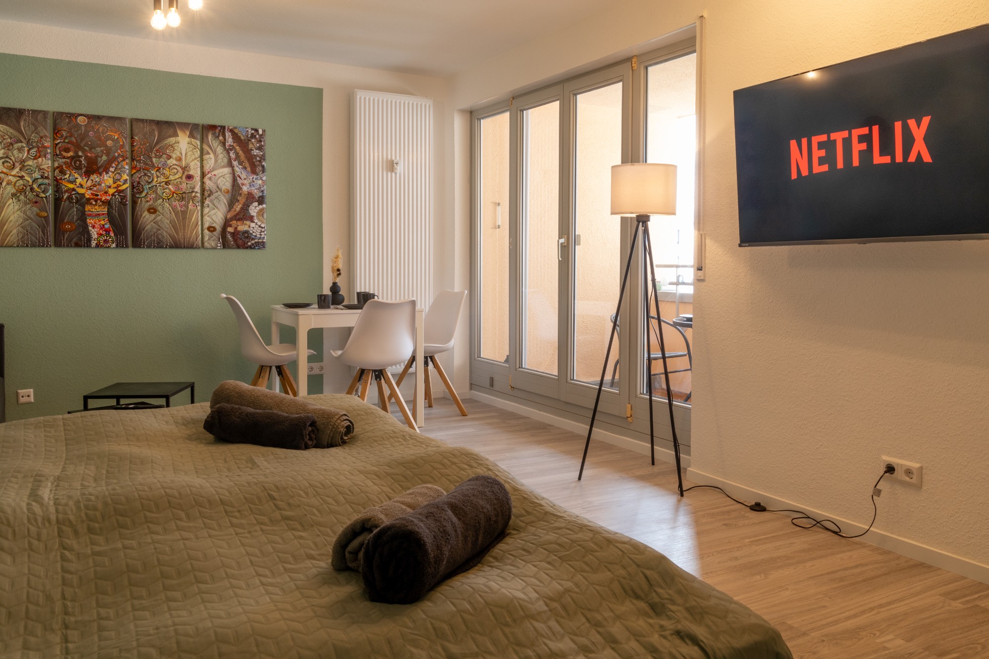 Home Shanti Leipzig - Wohnraum mit Smart TV und Netflix